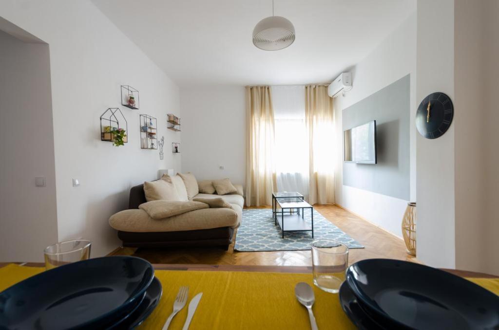 Stylized And Modern Apartment In Бухарест Экстерьер фото