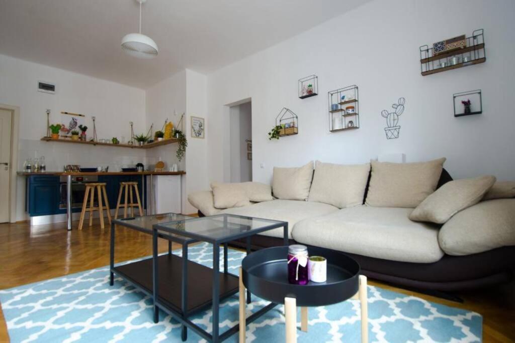 Stylized And Modern Apartment In Бухарест Экстерьер фото